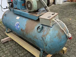 Stenhøj kompresser med 500 liter tank