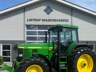 John Deere 7710 8.1L motor, store hjul og frontlift. En ejeres velholdt gård traktor.