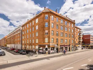 Flot hjørnebutik med stort vinduesparti