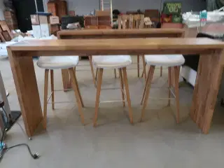 Højbord med 3 barstole