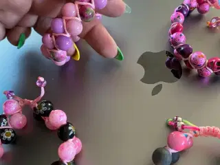 Nye knyttede armbånd