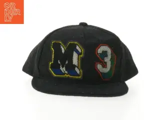 Sort kasket med patches fra Molo (str. Ø 17 cm)