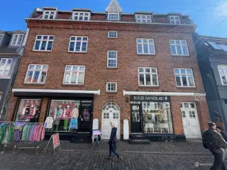 LEDIGT butikslokale / showroom / frisør / Kiosk / kontor eller kaffebar