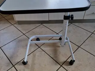 Sengebord med justerbar højte.