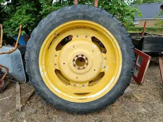 - - - Sprøjte hjul 300/ 95 R 46. eller  12.4 - R46.