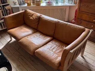 Lædersofa i rimelig stand gives væk