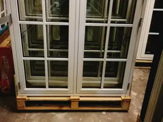 8 STK NYE BONDEHUSVINDUER 119x119, 3200/STK