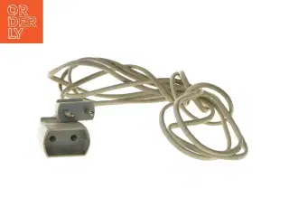 hvid forlængerledning med stik