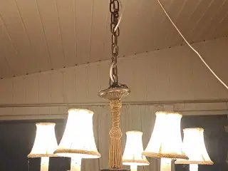 Lysekrone i messing med skærme