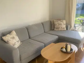 Højrevendt grå sofa