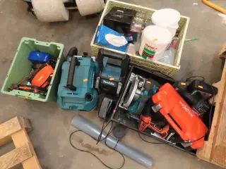 Støvsuger, radio, rundsav MAKITA samt værktøj