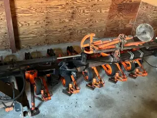 Stanhay 12 rækket maskine. Ombygget til at så spinat. Der medfølger Dele for 50-60.000 kr.