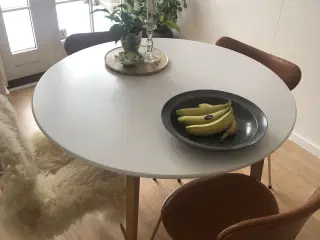 Spisebord til den lille lejlighed.
