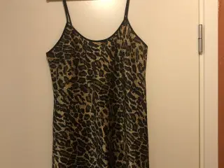 Kjole med leopard-mønster