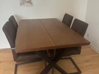 Spisebord i massivt egetræ + Evedal lampe