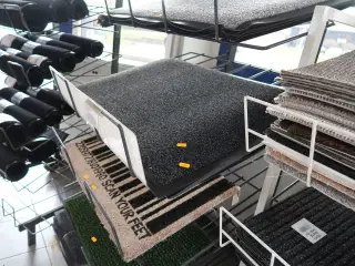 Hylde med dørmåtter