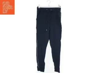 Blå sweatpants med snøre og lommer fra NIFTY (str. 152)