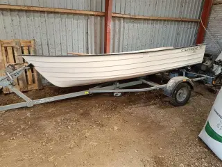 - - - Båd med 5 hk motor og trailer