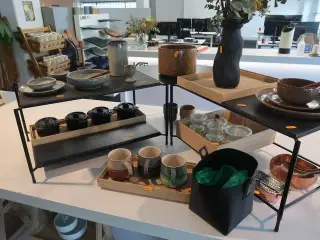 Opsats med kopper, kander, glas m.m.