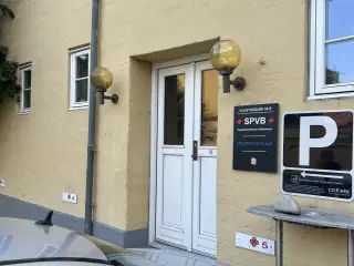 Parkeringsplads midt i byen i aflukket gård