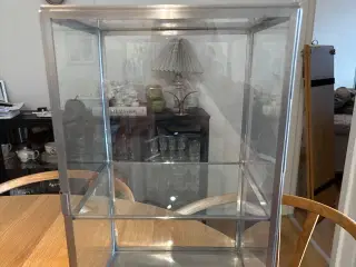 Glas skab i stål