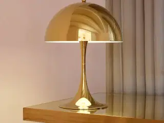 Helt ny Panthella 320 bordlampe i messing