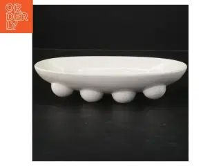 Ovalt hvidt fad med dekorationshuller (str. 22,5 cm)