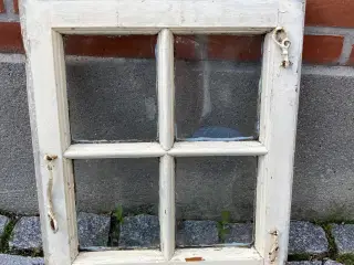 Gamle sprosse vinduer m. buet glas