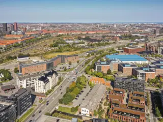 Tageetage - usædvanligt kontor og showroom med et fantastisk flot højloftet rum