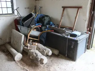 Vogn samt kiste og trillerbør m.m.
