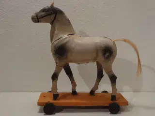 Gammel sjælden stor hest i træ og papmache.