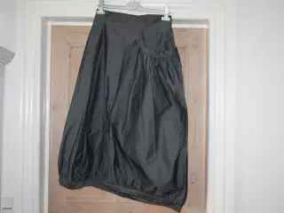 Sarah Pacini grå nederdel size 0. Livv. 70 cm.