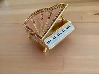 Lille smykkeskrin formet som et klaver.