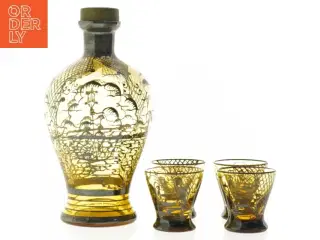 Antik Sølvdekoreret Karaffel i ravfarvet glas med 4 drikkeglas (str. 18 cm)