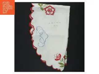 Broderet dug med blondekant (str. 58 x 35 cm)