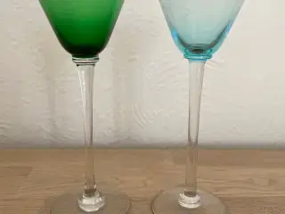 Snapseglas i grønt og lyseblåt glas