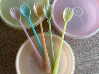 Retro Tupperware, 3 bøtter og 5 gafler