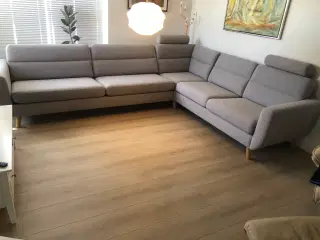 Stor hjørnesofa med slidstærkt stof