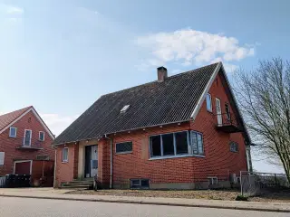 Biligt hus til salg
