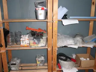 2 stk. reoler med div. Værktøj m.m.