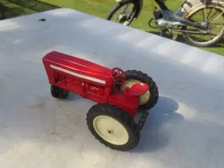 1 stk Modeltraktor International Made In USA