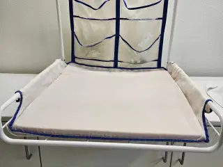 Væghængt puslebord. 