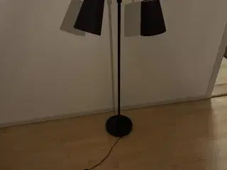 Sort lampe med 2 pære 