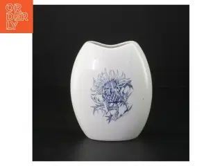 Porcelæns vase med blåt mønster fra Corell Porcelæn (str. H. 14 cm)