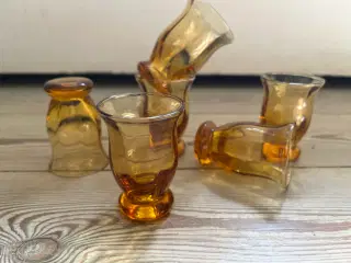 6 smukke ravfarvet snapseglas