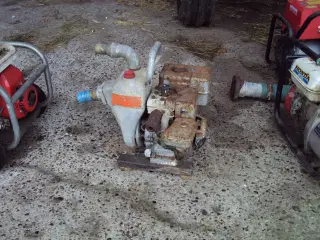 Selvansugende pumpe med benzinmotor