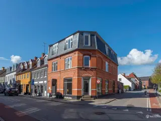 Sjældent udbudt lejemål i hjertet af byen – meget stor eksponeringsværdi!