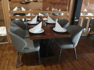 Bord og 4 nye stole