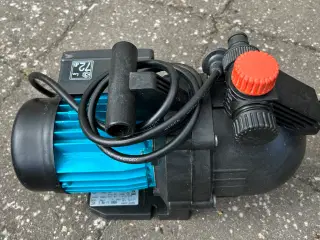 Vandpumpe med slange