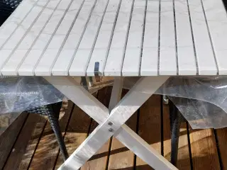 RESERVERET Havespisebord hvidmalet træ